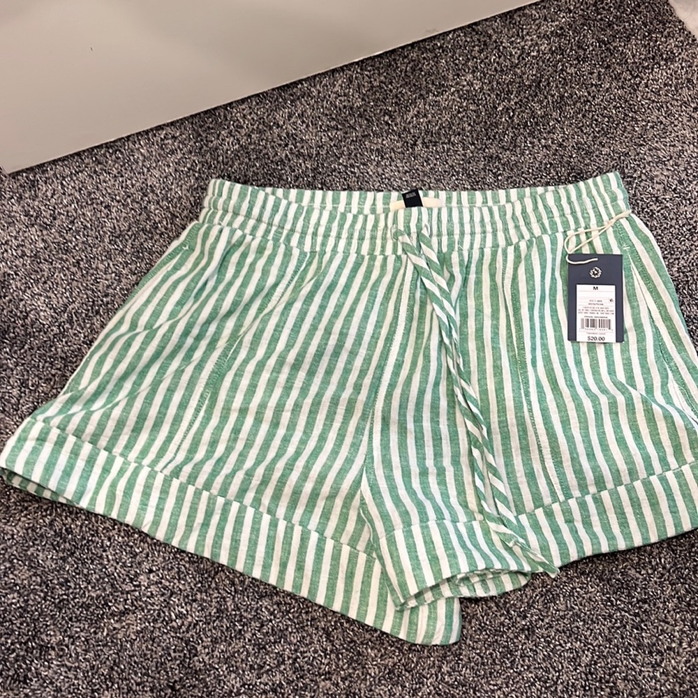 Women's High-Rise Linen Pull-On Shorts
Universal Thread Green Striped M